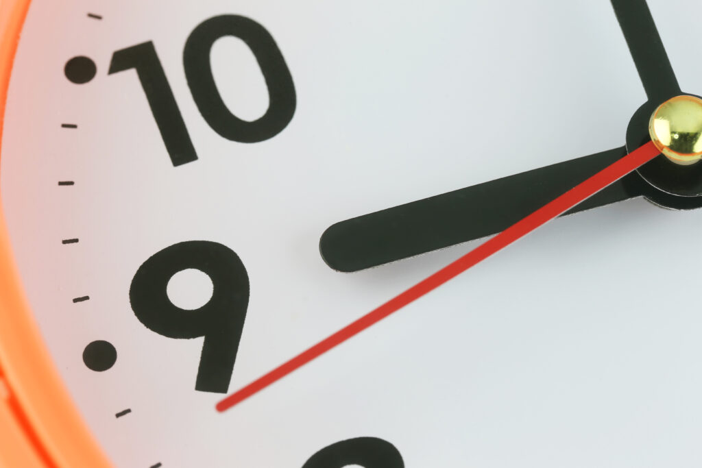 Concept de cadran d'horloge dans le temps.